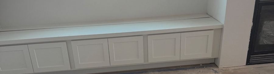 Window-seat bench at the fireplace